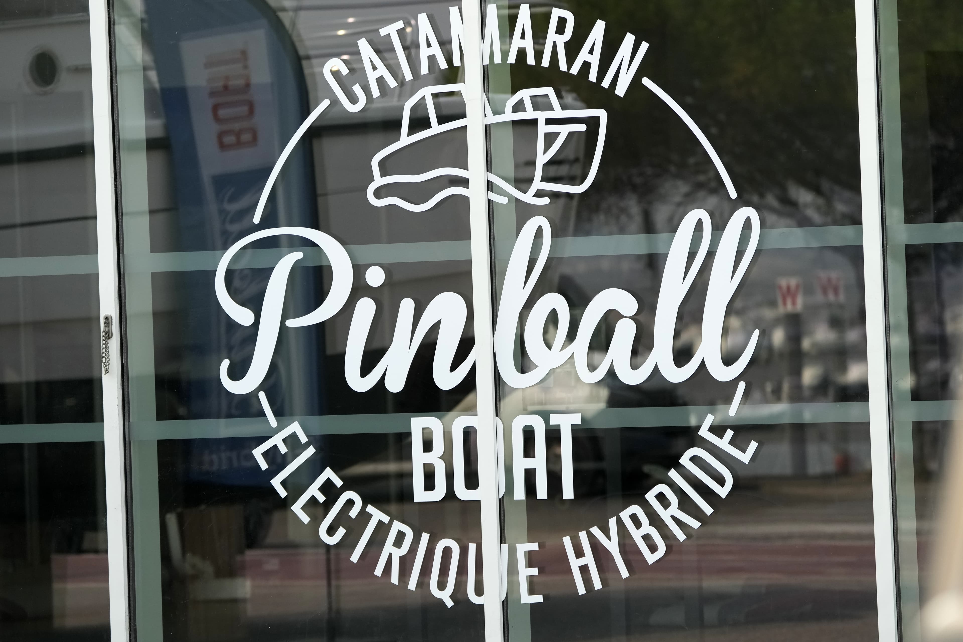 Bateau Pinball montrant sa stabilité sur l'eau