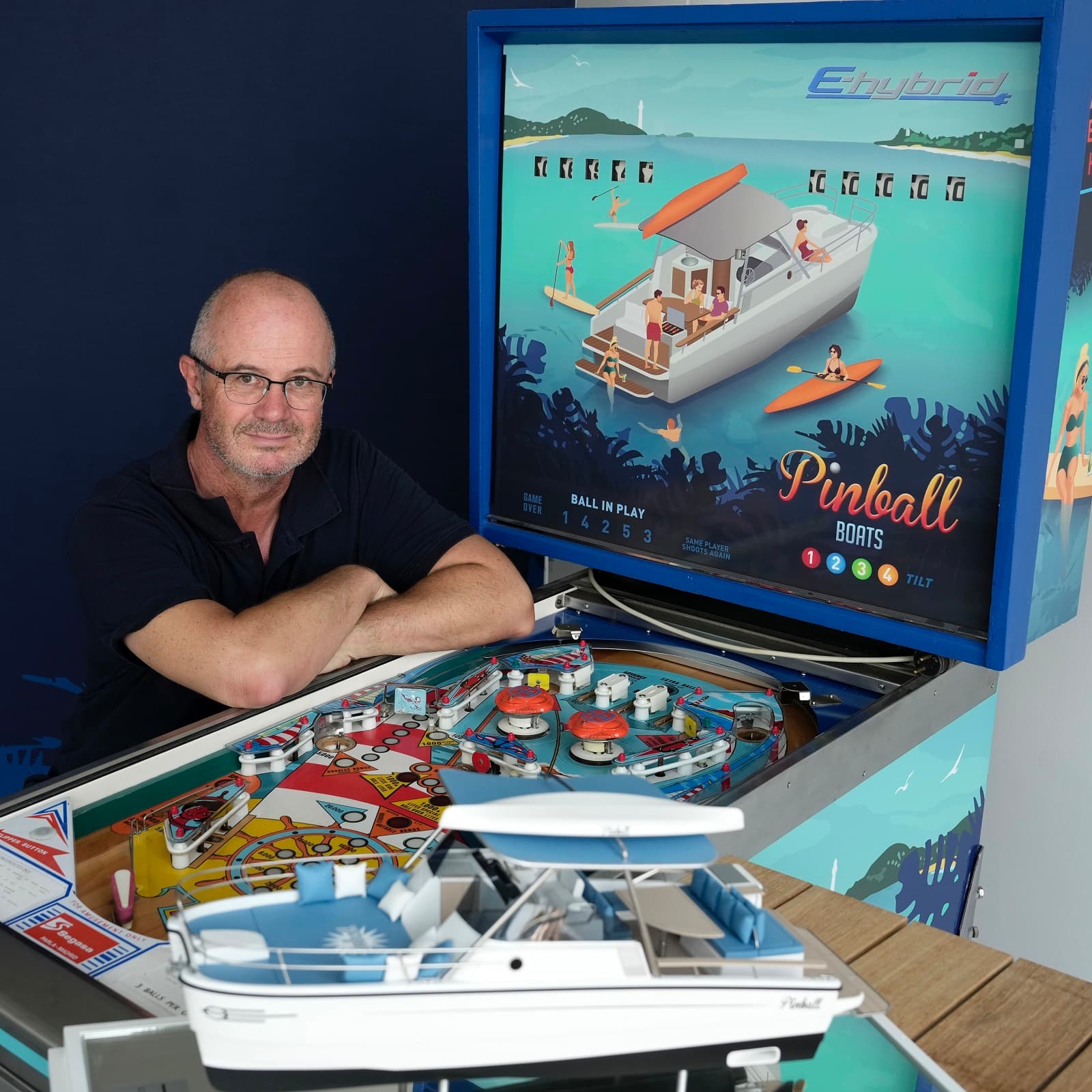 Bateau Pinball montrant sa stabilité sur l'eau